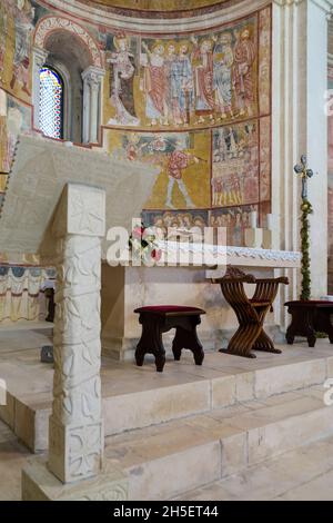 Église Chiesa di Santa Maria di Ronzano, fresques, autel, Castel Castagna, Abruzzo,Italie, Europe Banque D'Images