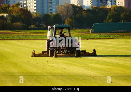 FRANCFORT, ALLEMAGNE - 16 octobre 2021 : un agriculteur tend son champ de gazon.La culture de l'herbe est rare à Hesse et peut-être une niche intéressante pour l'agriculture Banque D'Images