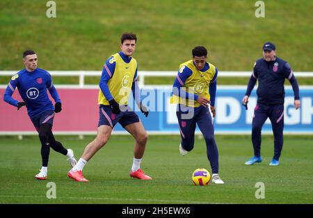 En Angleterre (gauche-droite), Phil Foden, Harry Maguire, Jude Bellingham et Steve Holland, entraîneur, séance d'entraînement au parc St George, Burton-upon-Trent.Date de la photo: Mardi 9 novembre 2021. Banque D'Images