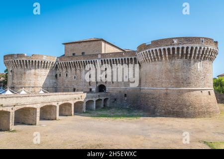 Senigallia, Ancona, Marche, Italie: Vue à l'aube du château médiéval Rocca Roveresca dans la vieille ville de l'ancienne ville sur la côte Adriatique Banque D'Images