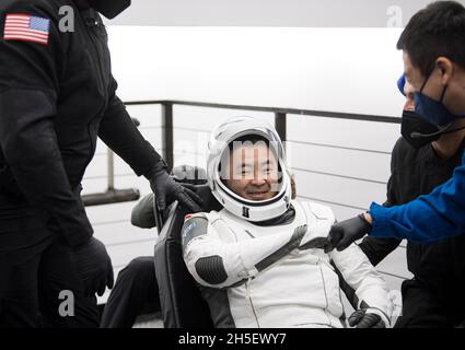 L'astronaute de l'Agence japonaise d'exploration aérospatiale (JAXA) Aki Hoshide pose pour une photo après avoir été aidé par le vaisseau spatial SpaceX Crew Dragon Endeavour à bord du navire de récupération SpaceX GO Navigator après lui et les astronautes de la NASA Shane Kimbrough et Megan McArthur,Et l'astronaute de l'Agence spatiale européenne Thomas Pesquet a atterri dans le golfe du Mexique au large de la côte de Pensacola, en Floride, le lundi 8 novembre 2021.La mission SpaceX Crew-2 de la NASA est la deuxième mission opérationnelle de l'engin spatial SpaceX Crew Dragon et de la fusée Falcon 9 à destination de la Station spatiale internationale dans le cadre du Cr commercial de l'agence Banque D'Images