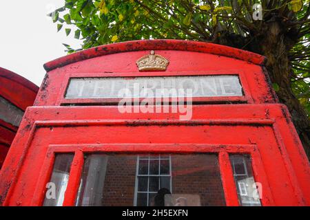 Bridport, Dorset, Royaume-Uni.9 novembre 2021.Deux téléphones rouges dans West Street à Bridport à Dorset.L'OFCOM exhorte les gens à utiliser leur boîte téléphonique locale ou à risquer des avoir retirée après avoir estimé que seulement 5000 téléphones publics sont nécessaires après que les chiffres montrent que certaines des 21,000 boîtes restantes n'ont pas été utilisées depuis 2 ans.Crédit photo : Graham Hunt/Alamy Live News Banque D'Images