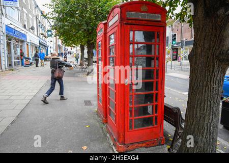 Bridport, Dorset, Royaume-Uni.9 novembre 2021.Deux téléphones rouges dans West Street à Bridport à Dorset.L'OFCOM exhorte les gens à utiliser leur boîte téléphonique locale ou à risquer des avoir retirée après avoir estimé que seulement 5000 téléphones publics sont nécessaires après que les chiffres montrent que certaines des 21,000 boîtes restantes n'ont pas été utilisées depuis 2 ans.Crédit photo : Graham Hunt/Alamy Live News Banque D'Images