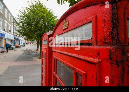 Bridport, Dorset, Royaume-Uni.9 novembre 2021.Deux téléphones rouges dans West Street à Bridport à Dorset.L'OFCOM exhorte les gens à utiliser leur boîte téléphonique locale ou à risquer des avoir retirée après avoir estimé que seulement 5000 téléphones publics sont nécessaires après que les chiffres montrent que certaines des 21,000 boîtes restantes n'ont pas été utilisées depuis 2 ans.Crédit photo : Graham Hunt/Alamy Live News Banque D'Images