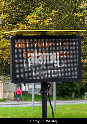 Bridport, Dorset, Royaume-Uni.9 novembre 2021.Panneau électronique à côté de l'A35 à Bridport dans Dorset exhortant les gens à obtenir leur grippe et Covid Jabs avant l'hiver.Crédit photo : Graham Hunt/Alamy Live News Banque D'Images