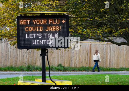 Bridport, Dorset, Royaume-Uni.9 novembre 2021.Panneau électronique à côté de l'A35 à Bridport dans Dorset exhortant les gens à obtenir leur grippe et Covid Jabs avant l'hiver.Crédit photo : Graham Hunt/Alamy Live News Banque D'Images