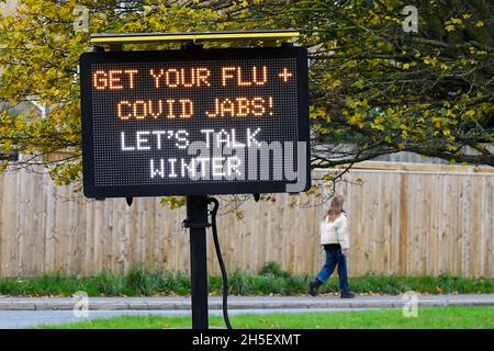 Bridport, Dorset, Royaume-Uni.9 novembre 2021.Panneau électronique à côté de l'A35 à Bridport dans Dorset exhortant les gens à obtenir leur grippe et Covid Jabs avant l'hiver.Crédit photo : Graham Hunt/Alamy Live News Banque D'Images