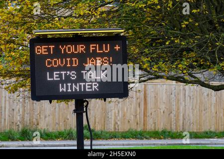 Bridport, Dorset, Royaume-Uni.9 novembre 2021.Panneau électronique à côté de l'A35 à Bridport dans Dorset exhortant les gens à obtenir leur grippe et Covid Jabs avant l'hiver.Crédit photo : Graham Hunt/Alamy Live News Banque D'Images