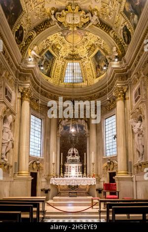 La cathédrale d'Urbino (en italien : Duomo di Urbino, Catedrale Metropolitana di Santa Maria Assunta) est une cathédrale catholique romaine dans la ville d'Urbino, Ital Banque D'Images