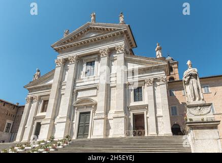 La cathédrale d'Urbino (en italien : Duomo di Urbino, Catedrale Metropolitana di Santa Maria Assunta) est une cathédrale catholique romaine dans la ville d'Urbino, Ital Banque D'Images