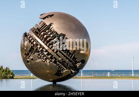 PESARO, ITALIE - 11 AOÛT 2021 : la grande sphère d'Arnaldo Pomodoro sur la mer de Pesaro, Italie, Europe Banque D'Images