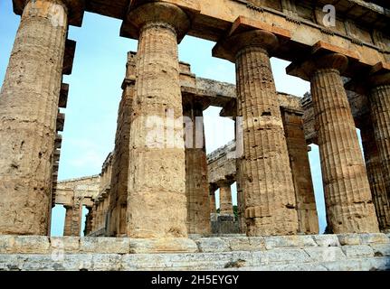 Temple de Neptune-Paestum, une ancienne ville de Magna Graecia appelée par les Grecs Poséidonia en l'honneur de Poséidon, mais très consacrée à Athéna et Héra. Banque D'Images