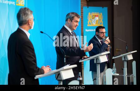 Munich, Allemagne.09ème novembre 2021.Michael Piazzolo (l-r, électeurs libres), ministre de l'éducation de Bavière, Markus Söder (CSU), premier ministre de Bavière, et Klaus Holetschek (CSU), ministre de la Santé de Bavière, donnent une conférence de presse après une réunion du cabinet bavarois.Credit: Sven Hoppe/dpa/Alay Live News Banque D'Images