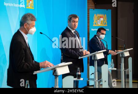 Munich, Allemagne.09ème novembre 2021.Michael Piazzolo (l-r, électeurs libres), ministre de l'éducation de Bavière, Markus Söder (CSU), premier ministre de Bavière, et Klaus Holetschek (CSU), ministre de la Santé de Bavière, donnent une conférence de presse après une réunion du cabinet bavarois.Credit: Sven Hoppe/dpa/Alay Live News Banque D'Images