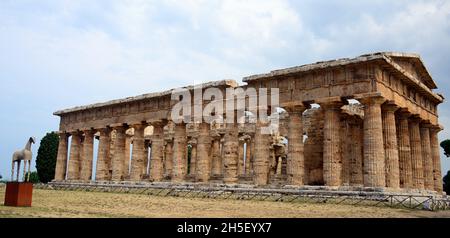 Temple de Neptune-Paestum, une ancienne ville de Magna Graecia appelée par les Grecs Poséidonia en l'honneur de Poséidon, mais très consacrée à Athéna et Héra. Banque D'Images