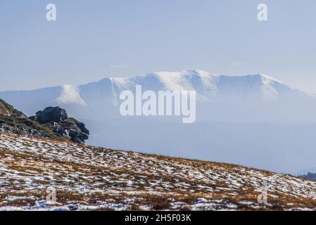 Vue sur les sommets de la crête de Borzhava couverts de nuages blancs et de forêt sous un ciel bleu clair le jour d'automne chaud d'octobre.Région de Lviv, Ukraine Banque D'Images