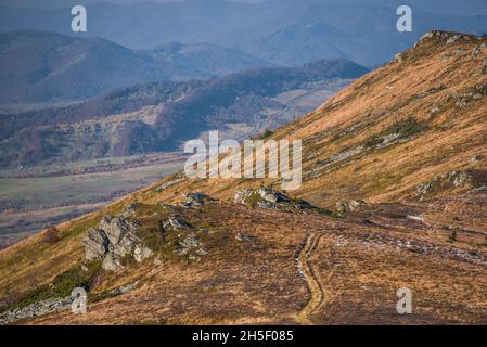 Vue sur les collines de la vaste crête de division d'eau couverte de forêt feuillue rouge, orange et jaune, de rochers et d'arbres le jour chaud de l'automne en octobre.Pikui moun Banque D'Images