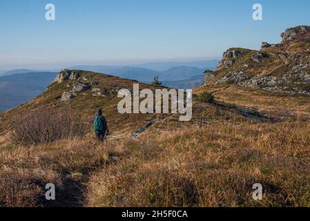 Vue sur les collines de l'eau séparant la crête couverte de forêt et les arbres sous le ciel bleu le jour chaud de l'automne en octobre.Pikui, région de Lviv, Ukraine Banque D'Images