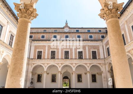 Cour du Palazzo Ducale (Palais Ducal) d'Urbino, maison du duc de Montefeltro, Marche, Italie, Europe Banque D'Images