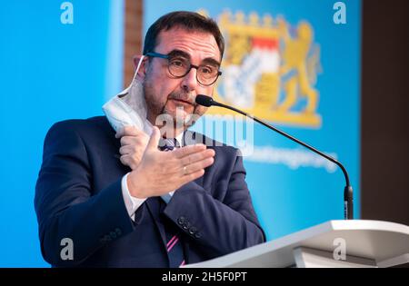 Munich, Allemagne.09ème novembre 2021.Klaus Holetschek (CSU), ministre de la Santé de Bavière, donne une conférence de presse après la réunion du cabinet bavarois.Credit: Sven Hoppe/dpa/Alay Live News Banque D'Images