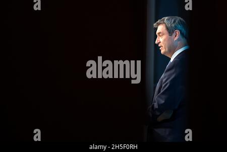 Munich, Allemagne.09ème novembre 2021.Markus Söder (CSU), Premier ministre de Bavière, donne une conférence de presse après la réunion du cabinet bavarois.Dans la lutte contre la pandémie de Corona, il préconise que le statut vaccinal expire après neuf mois en raison de l'effet décroissant des vaccins.Credit: Sven Hoppe/dpa/Alay Live News Banque D'Images