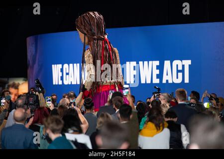 Glasgow, Écosse, Royaume-Uni.9 novembre 2021.PHOTO : la marionnette géante « Little Amal » occupe le devant de la scène dans l'arène OVO à la conférence COP26 sur les changements climatiques avec une bannière en dessous dévoilant les mots « 1.8 MILLIONS DE PERSONNES DISENT: CSAVE OUT FUTURE NOW » Credit: Colin Fisher/Alay Live News Banque D'Images