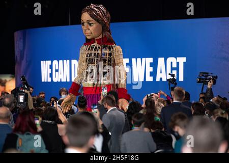 Glasgow, Écosse, Royaume-Uni.9 novembre 2021.PHOTO : la marionnette géante « Little Amal » occupe le devant de la scène dans l'arène OVO à la conférence COP26 sur les changements climatiques avec une bannière en dessous dévoilant les mots « 1.8 MILLIONS DE PERSONNES DISENT: CSAVE OUT FUTURE NOW » Credit: Colin Fisher/Alay Live News Banque D'Images