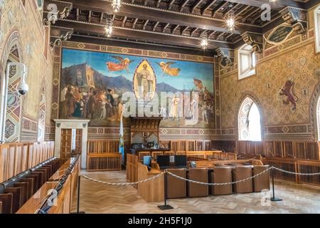 SAINT-MARIN, Saint-MARIN - 10 AOÛT 2021 : Chambre du Grand Conseil général à Palazzo Pubblico, le Palais public à Saint-Marin un des smales Banque D'Images