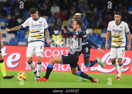 Naples, Italie.07th Nov, 2021. V2rivalise pour le ballon avec8 concurrence pour le ballon avec Napoli, Italie le 7 novembre 2021. The Serie A match entre SSC.Napoli et Hellas Verona au Stadio Diego Armando Maradona (photo par Agostino Gemito/ Pacific Press/Sipa USA) crédit: SIPA USA/Alamy Live News Banque D'Images