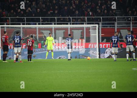 Milan, Italie.07th nov. 2021.Hakan Calhanoglu d'Inter en action pendant la série Un match de football entre l'AC Milan et le FC Internazionale au stade Giuseppe Meazza, le 07 novembre 2021 à Milan, Italie (photo de Mairo Cinquetti/Pacific Press/Sipa USA) crédit: SIPA USA/Alay Live News Banque D'Images