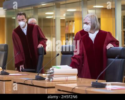 09 novembre 2021, Rhénanie-du-Nord-Westphalie, Münster: La Présidente Barbara Dauner-Lieb, nouvelle Présidente de la Cour constitutionnelle de Rhénanie-du-Nord-Westphalie lors de sa première audition orale.A gauche, le Vice-Président Andreas Heusch, Président du Tribunal administratif de Düsseldorf.Les villes de Bielefeld, Dortmund, Düsseldorf, Duisburg, Essen,Gelsenkirchen et Cologne se plaignent de tâches supplémentaires dues à la loi sur la protection de la prostitution, en vigueur depuis 2017.Photo: Bernd Thissen/dpa Banque D'Images