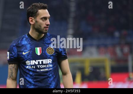 Milan, Italie.07th nov. 2021.Hakan Calhanoglu d'Inter en action pendant la série Un match de football entre l'AC Milan et le FC Internazionale au stade Giuseppe Meazza, le 07 novembre 2021 à Milan, Italie (photo de Mairo Cinquetti/Pacific Press/Sipa USA) crédit: SIPA USA/Alay Live News Banque D'Images