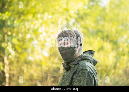 Portrait d'hommes militaires entièrement équipés dans un masque de sécurité avec des armes automatiques se préparer à jouer au strikeball aérosoft Banque D'Images