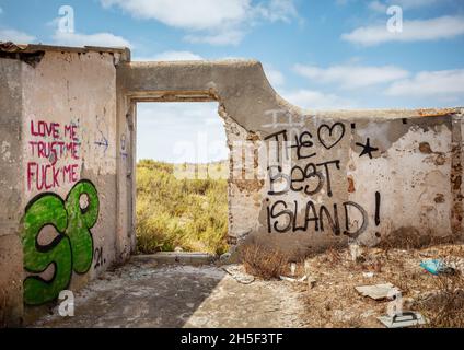 Culatra, Faro, Portugal - août 25 2021 : le meilleur Graffiti de l'île sur les murs abandonnés.L'île de Culatra est une décitation populaire pour des milliers Banque D'Images