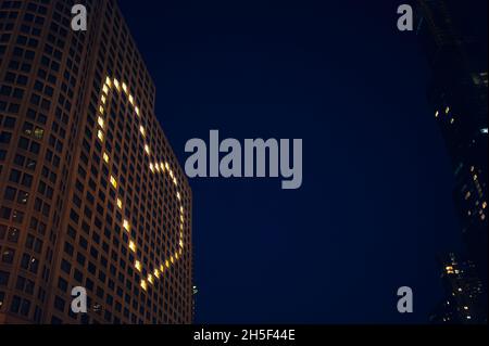 CHICAGO, ÉTATS-UNIS - 22 octobre 2020 : les fenêtres illuminées en forme de coeur d'un bâtiment à Chicago, États-Unis Banque D'Images