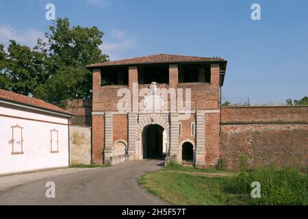 Porte murale Porta Vittoria (porte de la victoire) entrée de la ville à Sabbioneta, Lombardie, Italie Banque D'Images