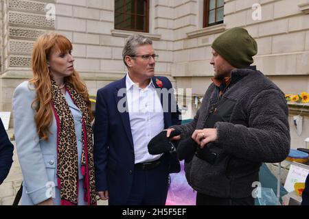 Londres, Royaume-Uni.09ème novembre 2021.Le leader travailliste Sir Keir Starmer et son adjoint Angela Rayner rencontrent Richard Ratcliffe lors de la grève de la faim en face du Bureau des affaires étrangères, du Commonwealth et du développement. Richard Ratcliffe, mari de Nazanin Zaghari-Ratcliffe, un iranien britannique tenu en Iran depuis 2016, le 17e jour de sa grève de la faim à Londres.(Photo de Thomas Krych/SOPA Images/Sipa USA) crédit: SIPA USA/Alay Live News Banque D'Images