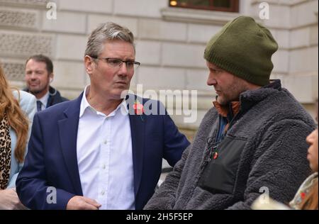 Londres, Royaume-Uni.09ème novembre 2021.Le leader travailliste Sir Keir Starmer rencontre Richard Ratcliffe lors de la grève de la faim en face du Bureau des Affaires étrangères, du Commonwealth et du développement. Richard Ratcliffe, mari de Nazanin Zaghari-Ratcliffe, un iranien britannique tenu en Iran depuis 2016, le 17e jour de sa grève de la faim à Londres.(Photo de Thomas Krych/SOPA Images/Sipa USA) crédit: SIPA USA/Alay Live News Banque D'Images