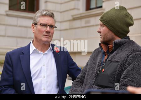 Londres, Royaume-Uni.09ème novembre 2021.Le leader travailliste Sir Keir Starmer rencontre Richard Ratcliffe lors de la grève de la faim en face du Bureau des Affaires étrangères, du Commonwealth et du développement. Richard Ratcliffe, mari de Nazanin Zaghari-Ratcliffe, un iranien britannique tenu en Iran depuis 2016, le 17e jour de sa grève de la faim à Londres.(Photo de Thomas Krych/SOPA Images/Sipa USA) crédit: SIPA USA/Alay Live News Banque D'Images