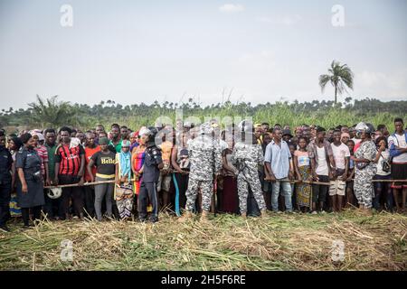 Freetown, Sierra Leone.09ème novembre 2021.Des foules assistent à un enterrement de masse pour les victimes d'une explosion d'un pétrolier à Freetown.Au moins 107 personnes ont été tuées après qu'un camion-citerne en rotation ait été frappé à grande vitesse par un camion et que le carburant qui fuyait a pris feu.Parmi les victimes figuraient des femmes commerçants, des conducteurs de moto qui se sont précipités pour récupérer le carburant et des passagers en minibus.Crédit : SOPA Images Limited/Alamy Live News Banque D'Images