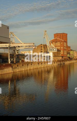 Halls de cargaison et bâtiments du port se reflétant dans l'eau au crépuscule, Rheinhafen Karlsruhe, Mühlburg, Karlsruhe, Bade-Wurtemberg,Allemagne Banque D'Images