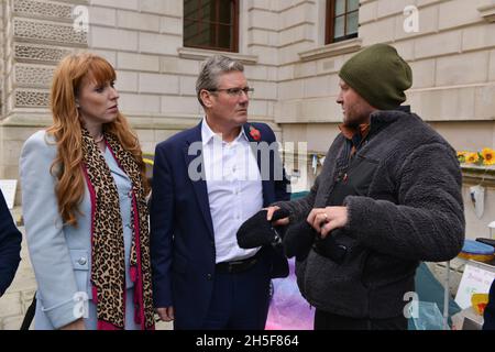 Londres, Royaume-Uni.09ème novembre 2021.Le leader travailliste Sir Keir Starmer et son adjoint Angela Rayner rencontrent Richard Ratcliffe lors de la grève de la faim en face du Bureau des affaires étrangères, du Commonwealth et du développement. Richard Ratcliffe, mari de Nazanin Zaghari-Ratcliffe, un iranien britannique tenu en Iran depuis 2016, le 17e jour de sa grève de la faim à Londres.Crédit : SOPA Images Limited/Alamy Live News Banque D'Images