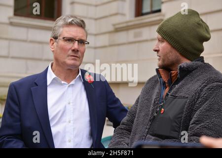 Londres, Royaume-Uni.09ème novembre 2021.Le leader travailliste Sir Keir Starmer rencontre Richard Ratcliffe lors de la grève de la faim en face du Bureau des Affaires étrangères, du Commonwealth et du développement. Richard Ratcliffe, mari de Nazanin Zaghari-Ratcliffe, un iranien britannique tenu en Iran depuis 2016, le 17e jour de sa grève de la faim à Londres.Crédit : SOPA Images Limited/Alamy Live News Banque D'Images