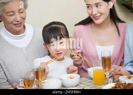 La famille ayant des repas heureux Banque D'Images