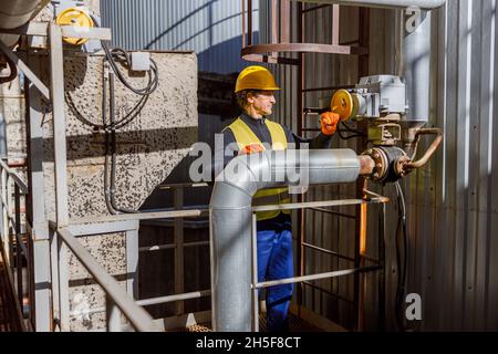 Homme ingénieur en casque de sécurité travaillant en usine Banque D'Images