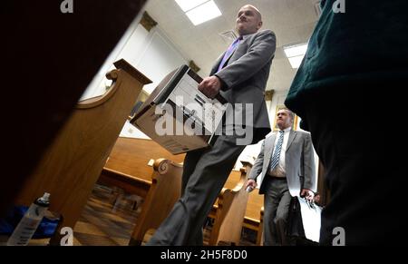 Kenosha, Wisconsin, États-Unis.9 novembre 2021.Les avocats de Kyle Rittenhouse, Corey Chirafisi, à gauche, et Mark Richards entrent dans la salle d'audience du palais de justice du comté de Kenosha, à Kenosha, dans le Wisconsin, le mardi 9 novembre 2021.(Credit image: © Sean Krajacic/The Kenosha News-POOL via ZUMA Press Wire) Banque D'Images