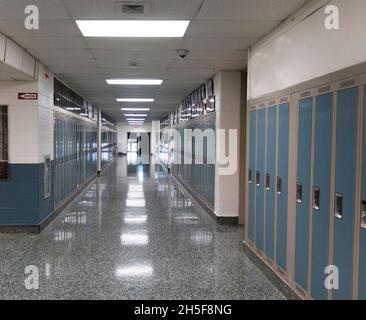 À l'intérieur de et American High School donnant sur un couloir bordé de casiers. Banque D'Images