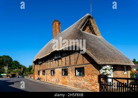 Angleterre, Hampshire, Basingstoke, Old Baseing Village, maison traditionnelle de chaume Banque D'Images