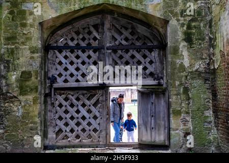 Angleterre, Hampshire, Portsmouth, Fareham, Titchfield Abbey aka place House, vue intérieure de la mère et des enfants entrant dans la porte principale Banque D'Images
