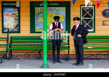 Angleterre, Hampshire, Ropley, Ropley Station, le Mid-Hants Heritage Railway alias la Watercress Line, personnel de la gare debout sur la plate-forme pendant l'Annu Banque D'Images